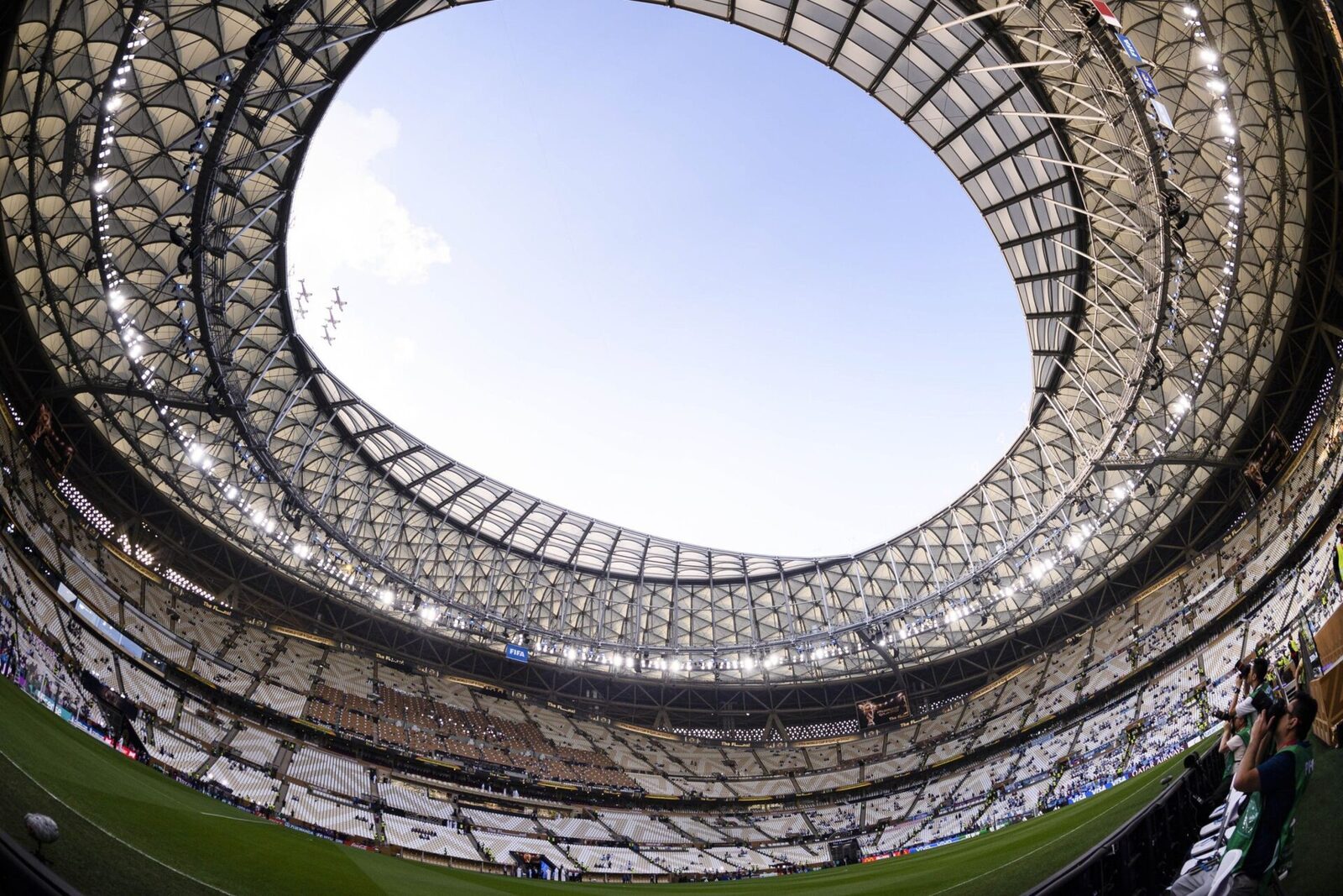 Finalissima Argentina-Spania, în pericol? Războiul din Orientul Mijlociu pune sub semnul întrebării meciul din Qatar Duelul de fotbal dintre Argentina și Spania, cunoscut sub numele de Finalissima, programat pentru data de 27 martie la Lusail, în Qatar, ar putea fi anulat