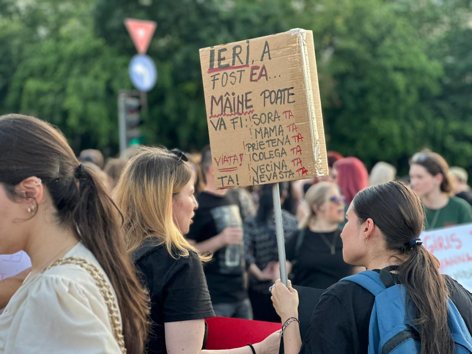 Femicidul, definit în lege: Parlamentul introduce o definiție și pedepsește la fel ca omorul calificat Un proiect de lege care introduce termenul de femicid în legislația românească și care prevede pedepse aspre pentru această crimă a fost adoptat de Camera Deputaților