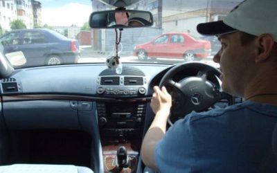 Controale ample ale poliției rutiere: Sute de șoferi cu mașini cu volan pe dreapta, sancționați Polițiștii rutieri au desfășurat o amplă acțiune de control la nivel național, vizând șoferii care conduc autovehicule cu volanul pe partea dreaptă