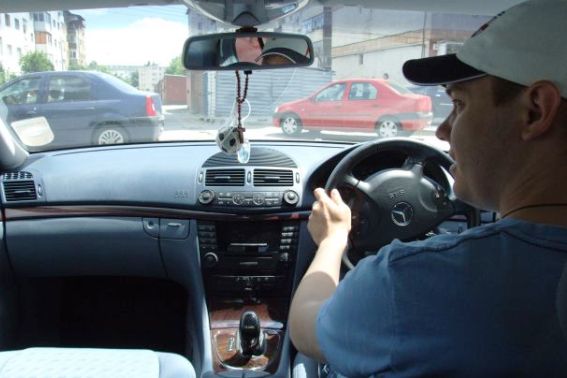 Controale ample ale poliției rutiere: Sute de șoferi cu mașini cu volan pe dreapta, sancționați Polițiștii rutieri au desfășurat o amplă acțiune de control la nivel național, vizând șoferii care conduc autovehicule cu volanul pe partea dreaptă