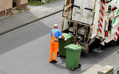 Trei bărbați, prinși de camerele de supraveghere în timp ce aruncau gunoi ilegal în Timișoara, amendați cu 45.000 de lei Trei bărbați au fost amendați cu 45.000 de lei, echivalentul a aproximativ 9.000 de euro, după ce au fost surprinși de camerele de supraveghere aruncând deșeuri pe domeniul public în Timișoara