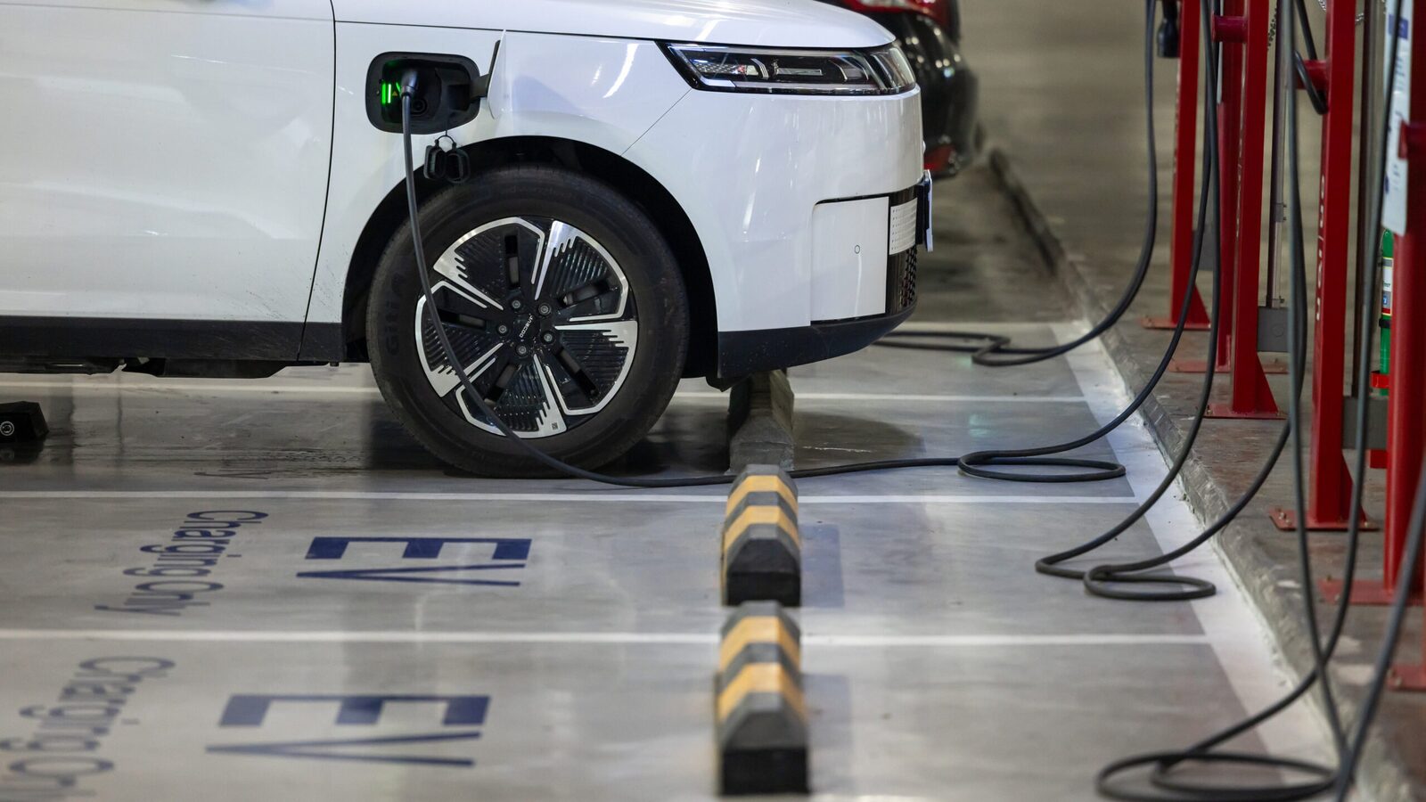 Parcarea gratuită pentru electrice și hibride, pe cale să dispară în București Primarul General al Bucureștiului, Ciprian Ciucu, intenționează să elimine parcarea gratuită pentru mașinile electrice și hibride