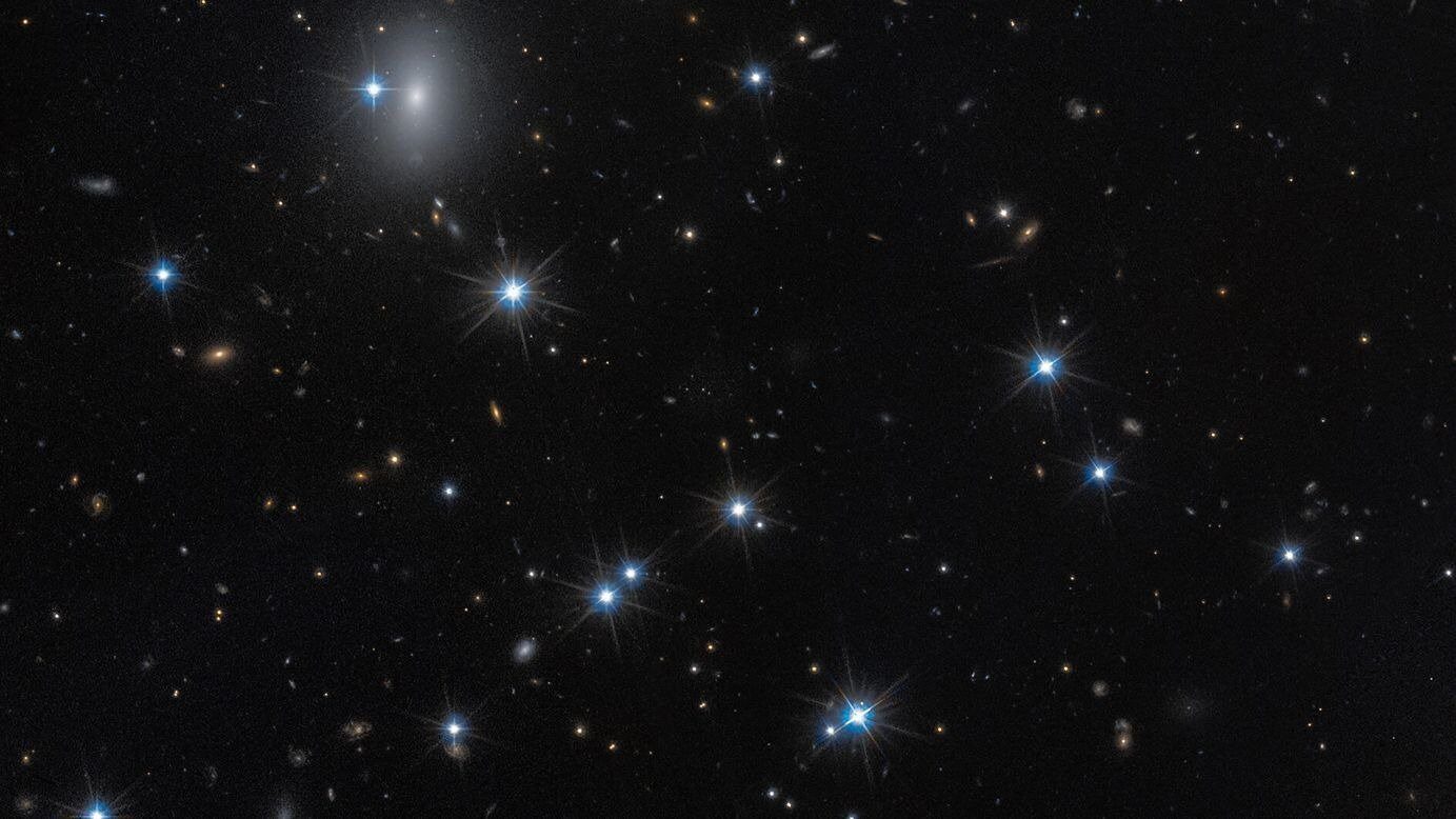 O galaxie „fantomatică”, dominată de materia întunecată, descoperită într-un roi de galaxii O echipă internațională de astronomi a detectat o galaxie extrem de palidă, ascunsă în interiorul roiului de galaxii Perseu, una dintre cele mai mari și mai dense structuri cosmice din apropierea Căii Lactee