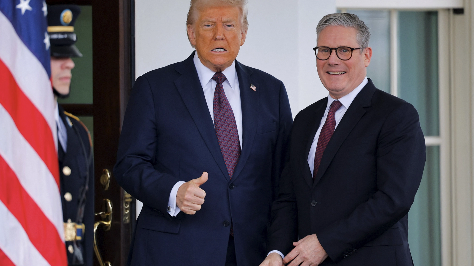 Trump și Starmer discută despre criza din Strâmtoarea Ormuz, pe fondul tensiunilor cu Iranul Președintele american Donald Trump și premierul britanic Keir Starmer au purtat o discuție telefonică duminică seară, axată pe criza din Strâmtoarea Ormuz