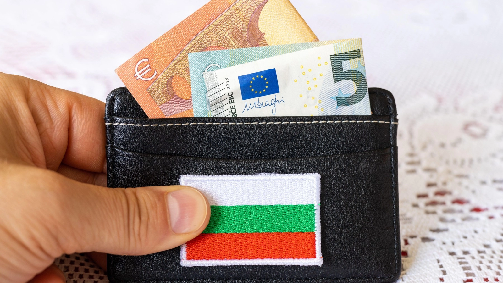 Bulgaria dă ajutor financiar pentru șoferi afectați de scumpirea carburanților Guvernul interimar din Bulgaria pregătește un program de sprijin pentru șoferii cu venituri mici, ca răspuns la creșterea prețurilor la combustibili