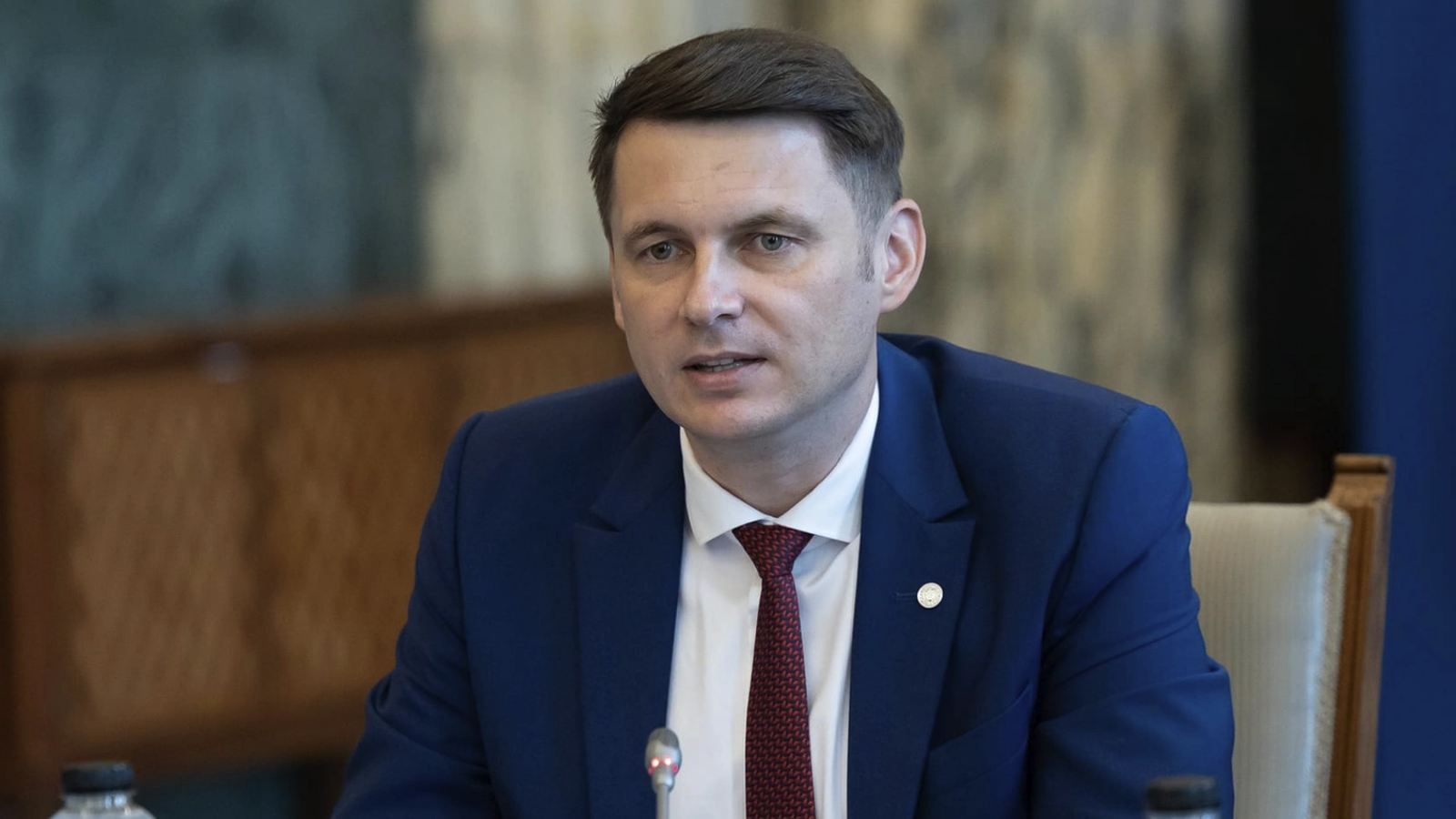 Abrudean: Amendamentele la buget trebuie discutate în coaliție, PSD riscă un semnal negativ Președintele Senatului, Mircea Abrudean (PNL), a subliniat luni, că orice modificare a bugetului de stat ar trebui mai întâi discutată în cadrul coaliției de guvernare, conform protocolului existent