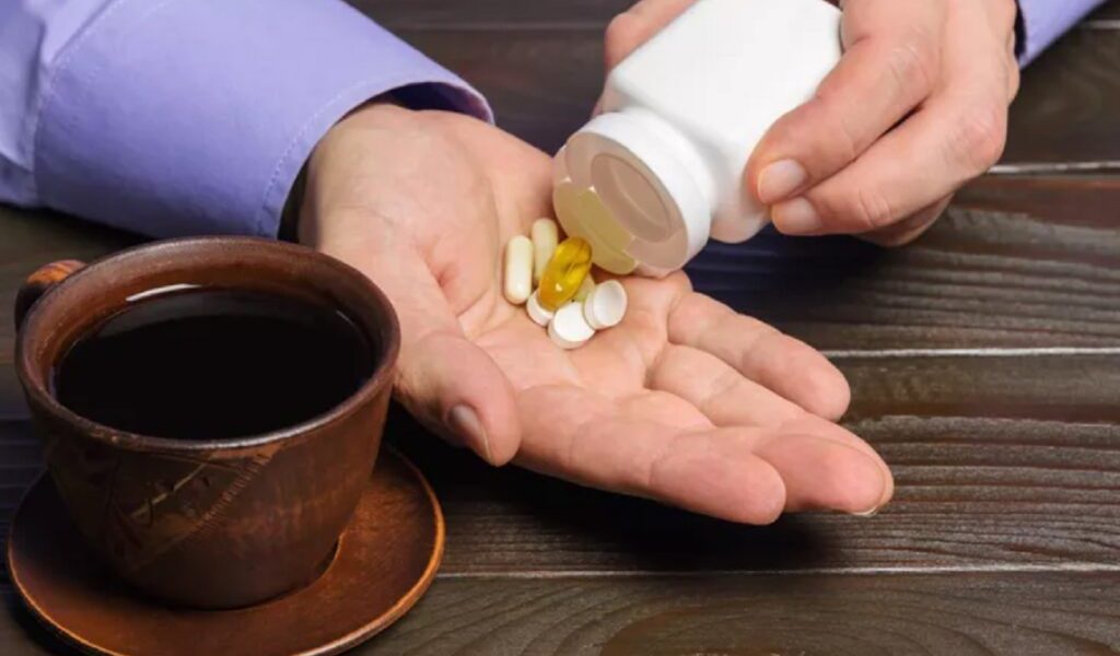 Cafeaua de dimineață și suplimentele: combinația care poate anula efectul vitaminelor Milioane de români își încep ziua cu o cană de cafea, adesea însoțită de suplimente nutritive și vitamine