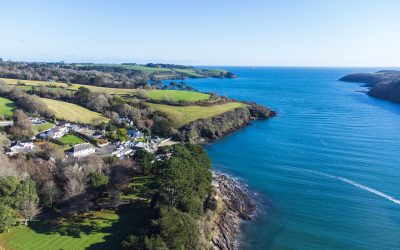 Helford, satul englez care atrage celebrități Satul Helford, situat pe coasta de sud a Cornwall, în Anglia, a devenit un loc preferat de celebrități, atrăgând atât vizitatori, cât și rezidenți permanenți