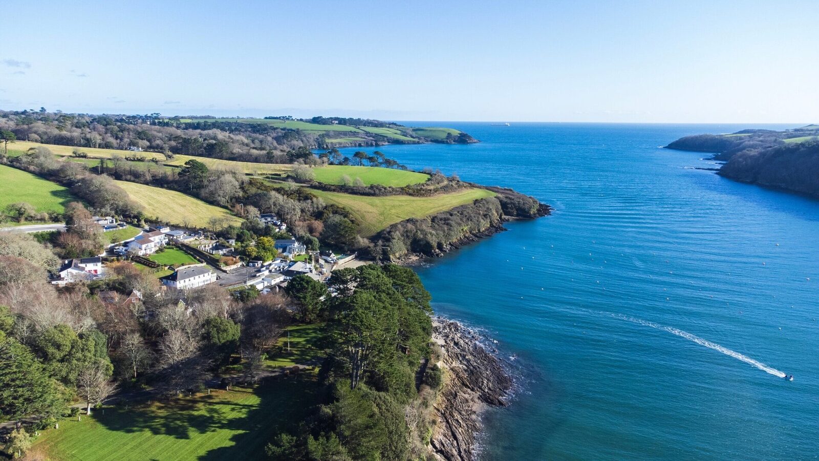 Helford, satul englez care atrage celebrități Satul Helford, situat pe coasta de sud a Cornwall, în Anglia, a devenit un loc preferat de celebrități, atrăgând atât vizitatori, cât și rezidenți permanenți