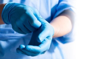 Mănușile de laborator, o sursă neașteptată de „microplastice” Un studiu recent efectuat de cercetătorii de la Universitatea Michigan, Statele Unite ale Americii, a scos la iveală o problemă neașteptată în ceea ce privește cercetarea microplasticelor