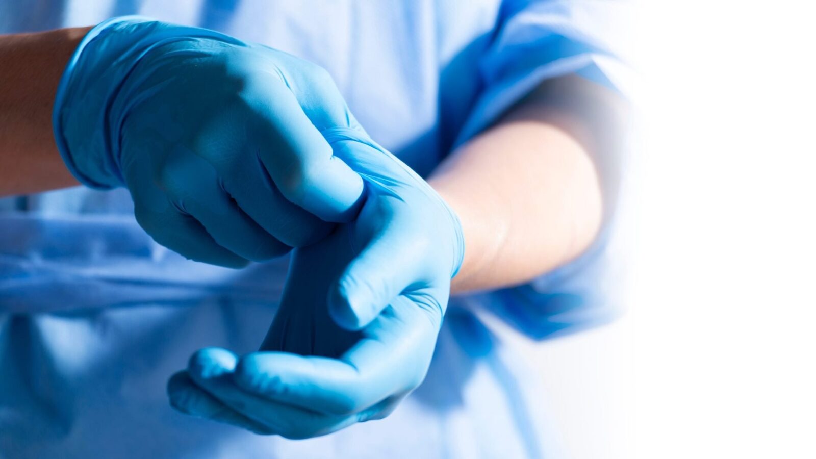 Mănușile de laborator, o sursă neașteptată de „microplastice” Un studiu recent efectuat de cercetătorii de la Universitatea Michigan, Statele Unite ale Americii, a scos la iveală o problemă neașteptată în ceea ce privește cercetarea microplasticelor