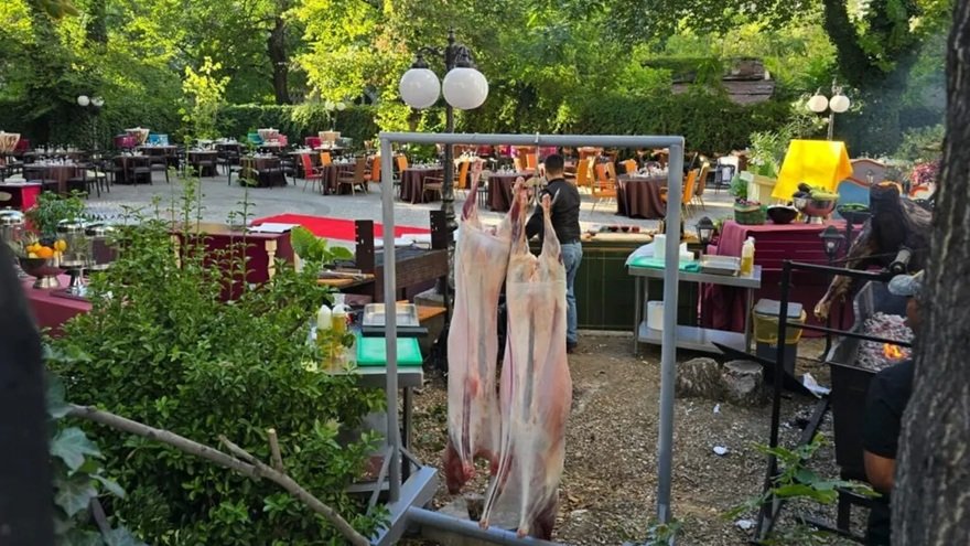 Paște cu miel: ANSVSA recomandă achiziționarea cărnii din surse autorizate Cu doar două săptămâni înainte de Paște, românii se pregătesc pentru sărbătorile pascale, iar carnea de miel este un element central al meselor festive