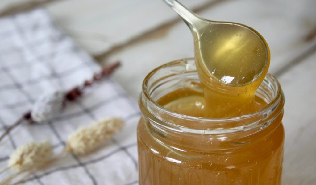 Mierea, un remediu natural cu potențial riscant: Avertismentele specialiștilor Consumul de miere crește semnificativ în sezonul rece, mulți considerând-o un aliat natural în lupta cu infecțiile respiratorii