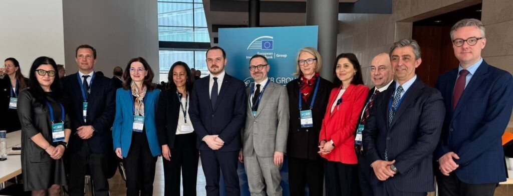 Ministrul Sănătății discută la Luxemburg despre fonduri europene pentru infrastructura medicală Ministrul Sănătății, Alexandru Rogobete, a avut o întâlnire la Luxemburg cu vicepreședintele Băncii Europene de Investiții (BEI), Ioannis Tsakiris, pentru a discuta despre finanțarea unor proiecte medicale importante în România