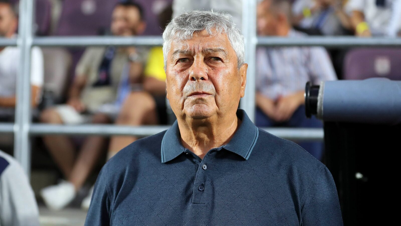 Mircea Lucescu, internat de urgență: Echipa națională pleacă la Bratislava fără selecționer Selecționerul echipei naționale de fotbal a României, Mircea Lucescu, a fost internat de urgență într-un spital din Capitală, după ce i s-a făcut rău în timpul unei ședințe tehnice