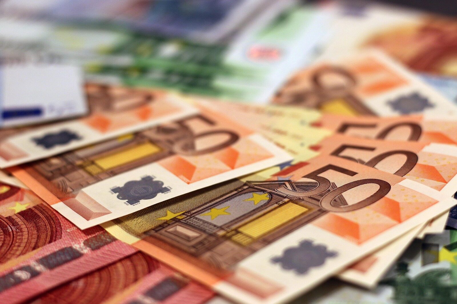 Ploaie de euro pe o șosea din Italia: șoferi surprinși de o scenă neobișnuită Un incident neobișnuit a avut loc pe șoseaua de centură sudică a orașului Squinzano, în sudul Italiei, unde sute de bancnote cu valoare de cinci euro au fost împrăștiate pe carosabil