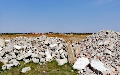 Sute de tone de deșeuri din construcții, depozitate ilegal în județul Arad Garda de Mediu Arad a descoperit o depozitare necontrolată de deșeuri provenite din construcții pe marginea unui drum județean din comuna Șilindia