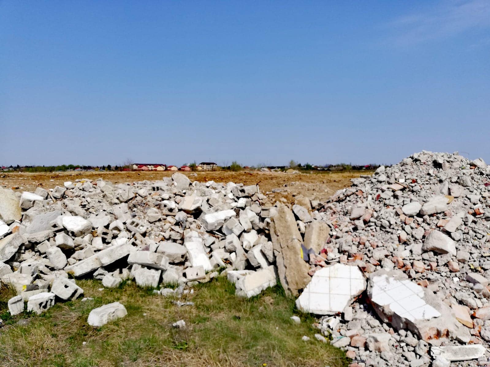 Sute de tone de deșeuri din construcții, depozitate ilegal în județul Arad Garda de Mediu Arad a descoperit o depozitare necontrolată de deșeuri provenite din construcții pe marginea unui drum județean din comuna Șilindia