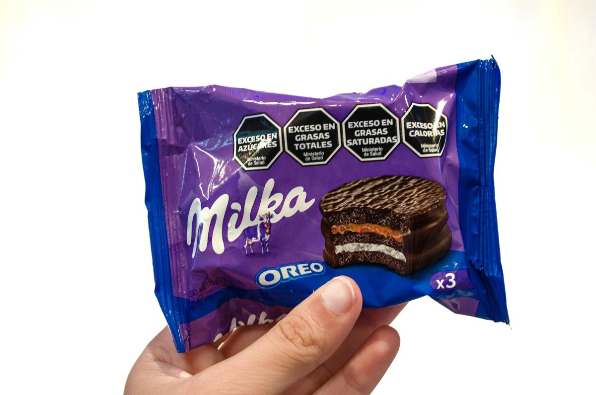 Inovație în industria ciocolatei: Mondelēz explorează o nouă tehnologie pentru a reduce zahărul Compania americană Mondelēz International, cunoscută pentru branduri precum Milka și Oreo, investește în cercetare pentru a dezvolta o tehnologie care să permită reducerea cantității de zahăr din ciocolată, fără a compromite gustul