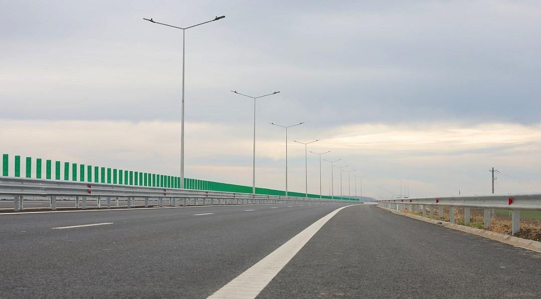 Guvernul aprobă finanțare de 500 de milioane de euro de la BEI pentru autostrada Sibiu-Pitești Guvernul României a aprobat recent legislația pentru ratificarea unui contract de finanțare în valoare de 500 de milioane de euro, încheiat cu Banca Europeană de Investiții (BEI)