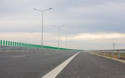 Guvernul aprobă finanțare de 500 de milioane de euro de la BEI pentru autostrada Sibiu-Pitești Guvernul României a aprobat recent legislația pentru ratificarea unui contract de finanțare în valoare de 500 de milioane de euro, încheiat cu Banca Europeană de Investiții (BEI)
