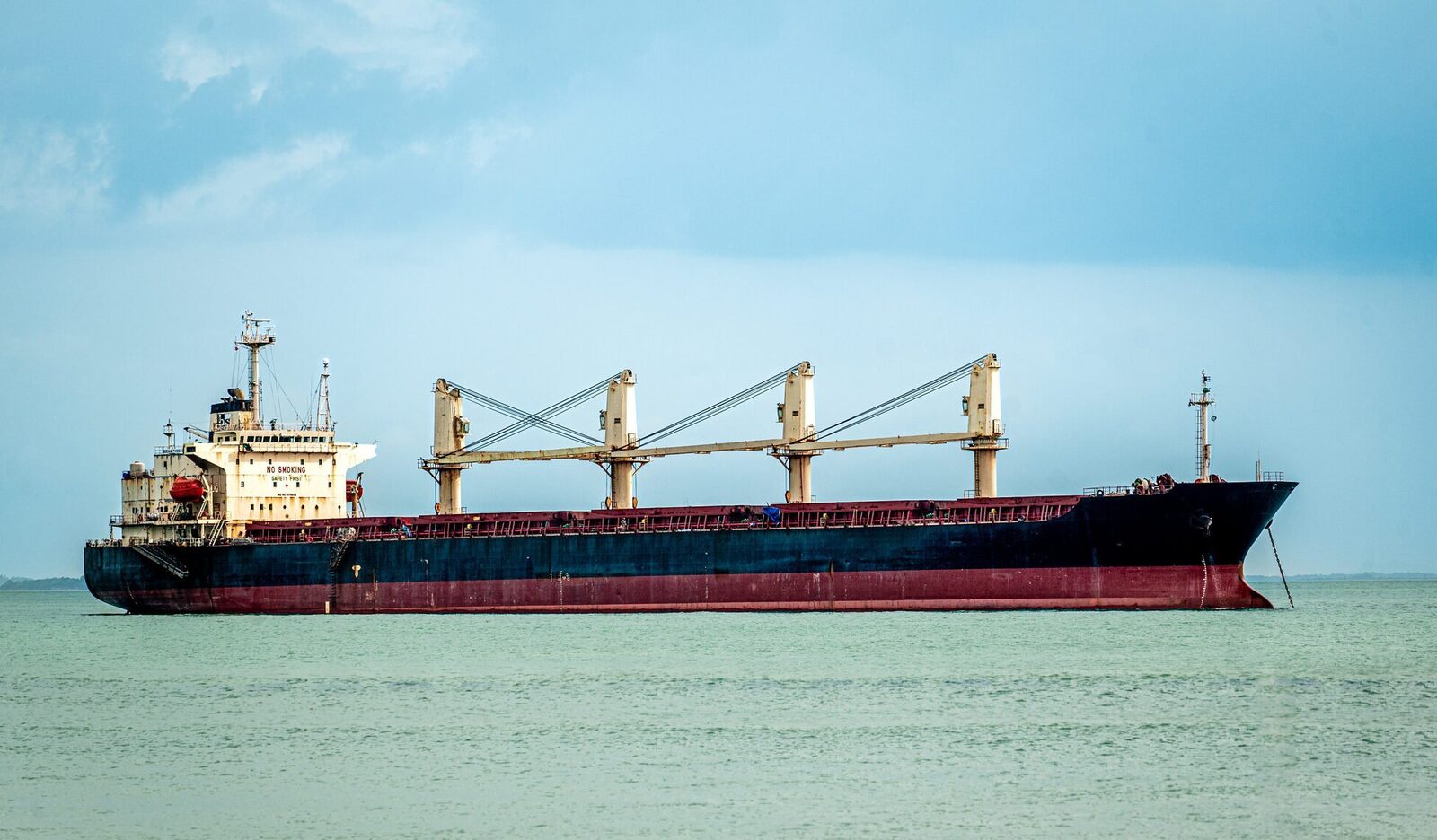 SUA trimite nave de război pentru a escorta petrolierele prin strâmtoarea Ormuz Marina americană va începe să escorteze navele comerciale prin strâmtoarea Ormuz „de îndată ce va fi rezonabil”, a anunțat vineri secretarul american al energiei, Chris Wright