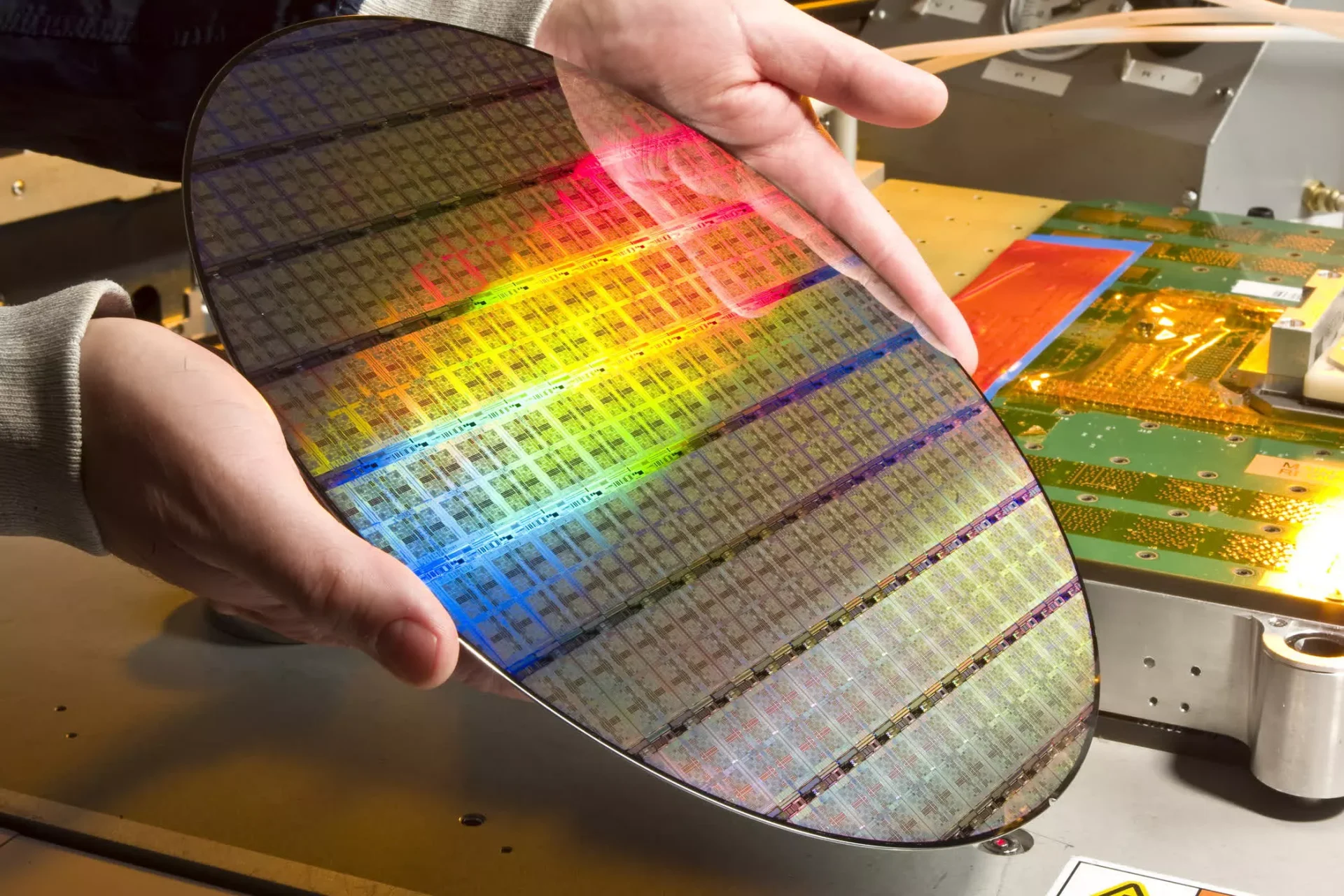 Noua criză a cipurilor se profilează: TSMC nu mai face față cererii de 3 nm Producătorul de cipuri TSMC se confruntă cu dificultăți în a satisface cererea tot mai mare pentru cipuri realizate pe cele mai avansate noduri de fabricație, în special cele de 3 nanometri