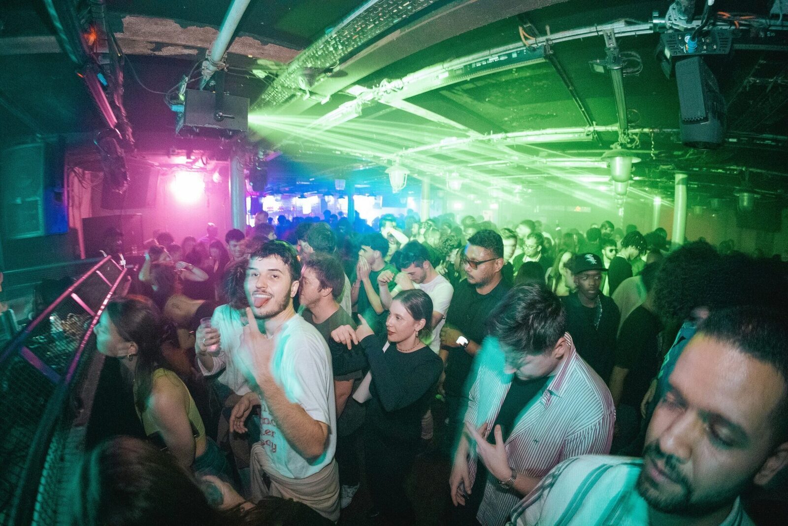 Generația Z și consumul de alcool: un studiu alarmant din Marea Britanie Un studiu recent, realizat de University College London (UCL), arată că o proporție semnificativă din tinerii adulți din generația Z din Marea Britanie consumă alcool în exces și se implică în alte comportamente cu potențial adictiv