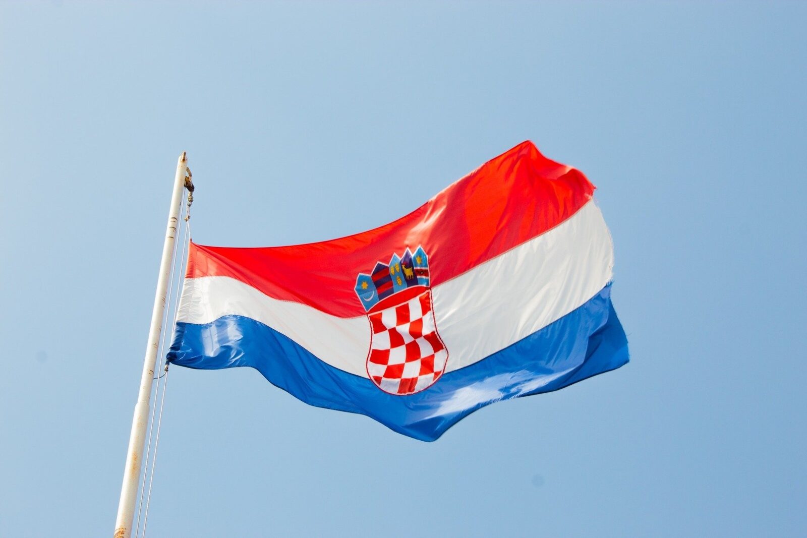 Croația reintroduce serviciul militar obligatoriu, pe fondul tensiunilor geopolitice Începând de luni, 800 de recruți croați vor demara un program intensiv de pregătire militară de bază, cu o durată de două luni