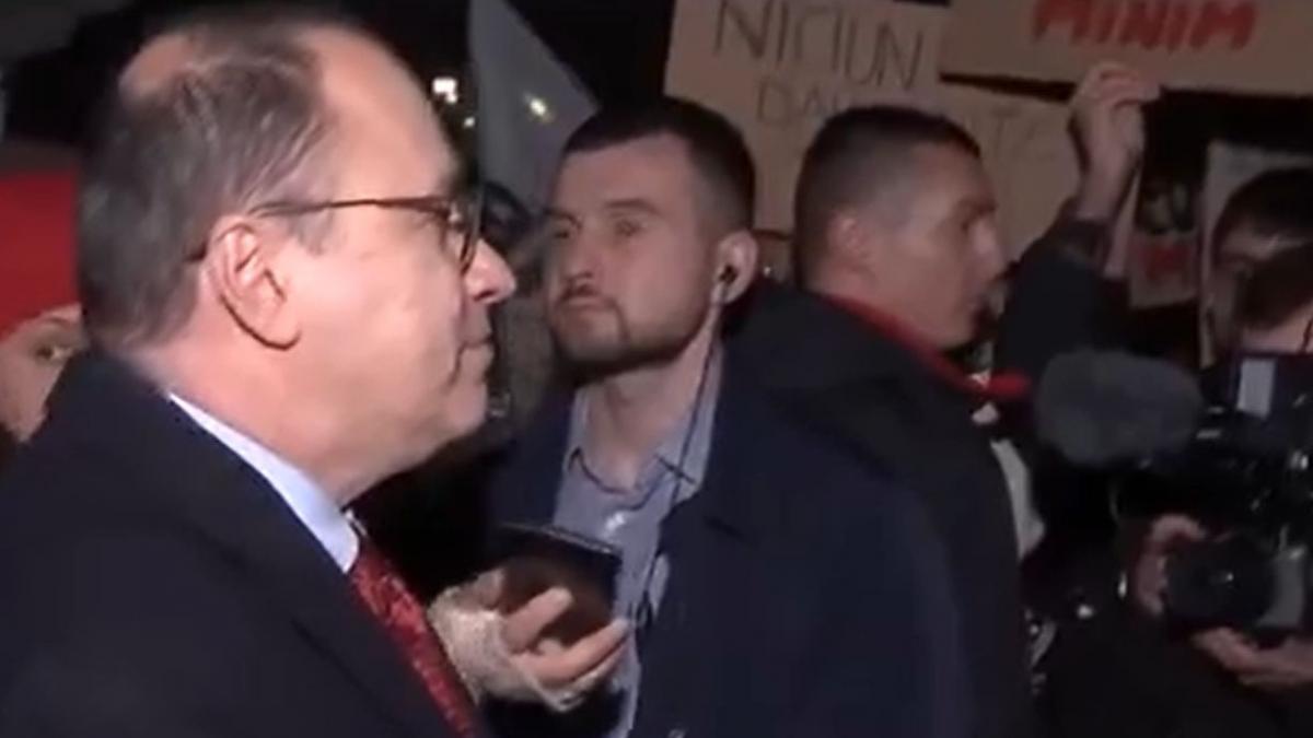 Ministrul educației, la protestul studenților din capitală, care cer 6%