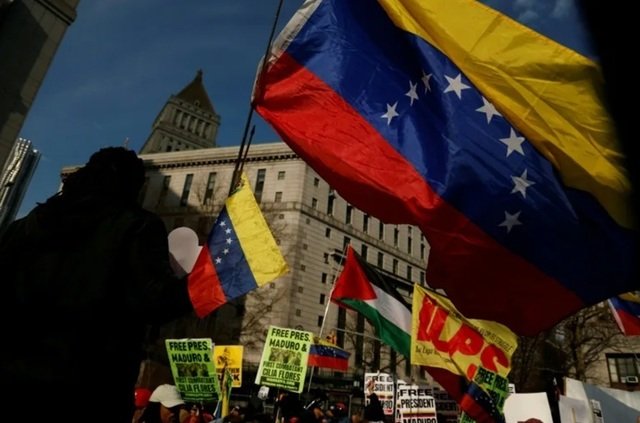 Maduro, prezent în fața justiției americane: zâmbetul și controversa din spatele gratiilor Fostul președinte venezuelean Nicolas Maduro a apărut joi, zâmbitor, într-un tribunal din New York, în ceea ce a reprezentat a doua sa apariție publică de la capturarea sa spectaculoasă de către Statele Unite
