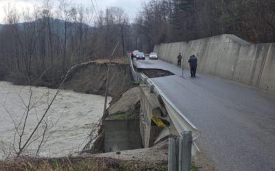 Circulație rutieră restricționată pe DJ 205D, în Vrancea, după o surpare de teren Traficul rutier pe Drumul Județean 205D, în zona satului Prahuda din comuna Paltin, județul Vrancea, se desfășoară cu restricții începând de luni