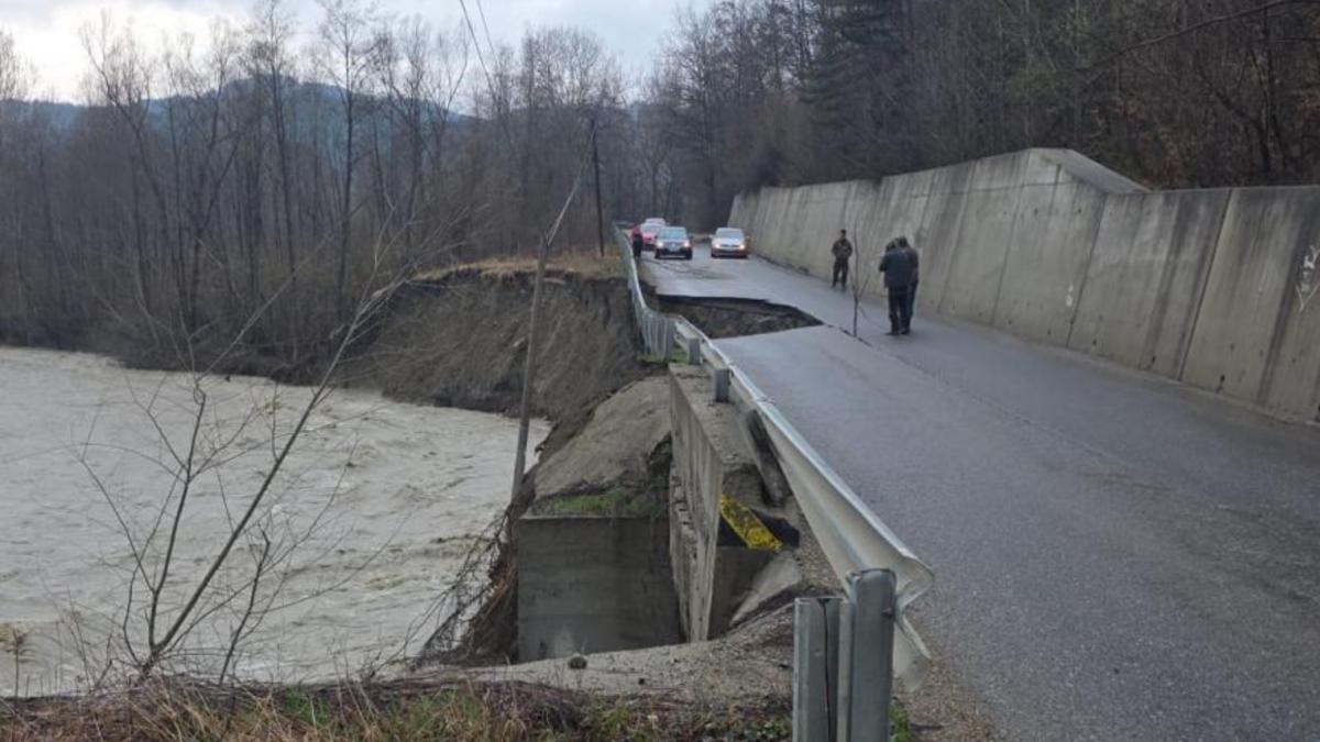 Circulație rutieră restricționată pe DJ 205D, în Vrancea, după o surpare de teren Traficul rutier pe Drumul Județean 205D, în zona satului Prahuda din comuna Paltin, județul Vrancea, se desfășoară cu restricții începând de luni