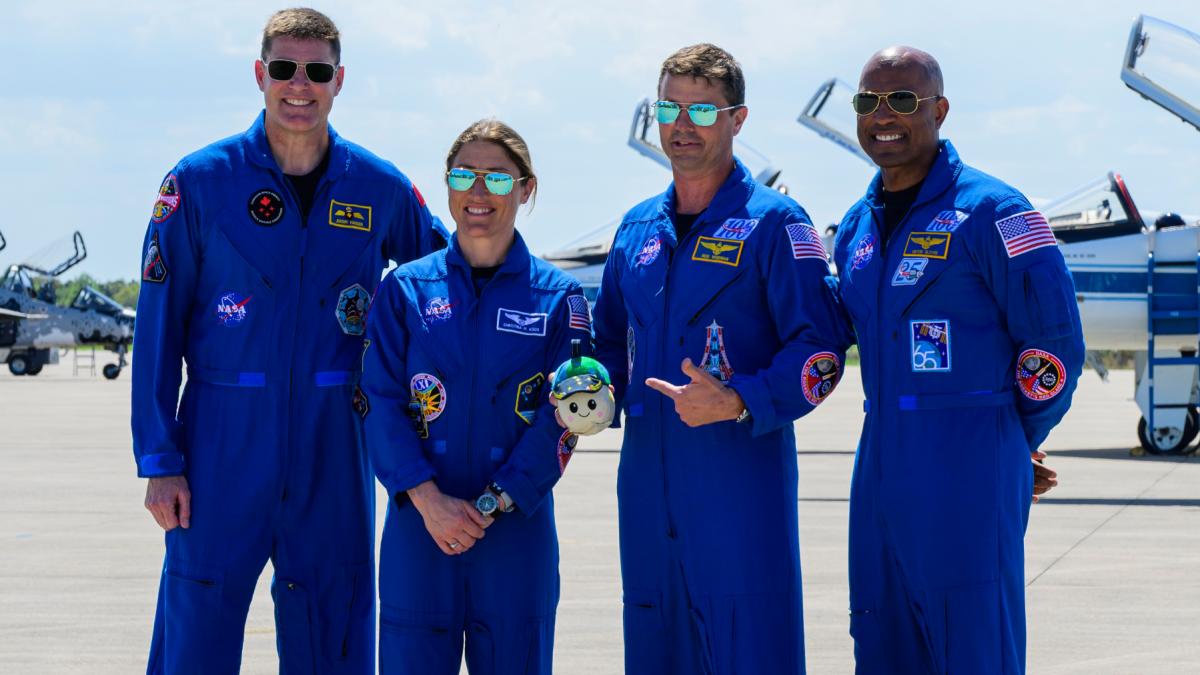 Echipajul Artemis II: Drumul spre Lună și lecțiile de viață ale astronauților Misiunea Artemis II, programată pentru 1 aprilie 2026, va trimite patru astronauți în jurul Lunii, marcând o etapă importantă în explorarea spațială după mai bine de 50 de ani de la ultima misiune lunară cu echipaj uman