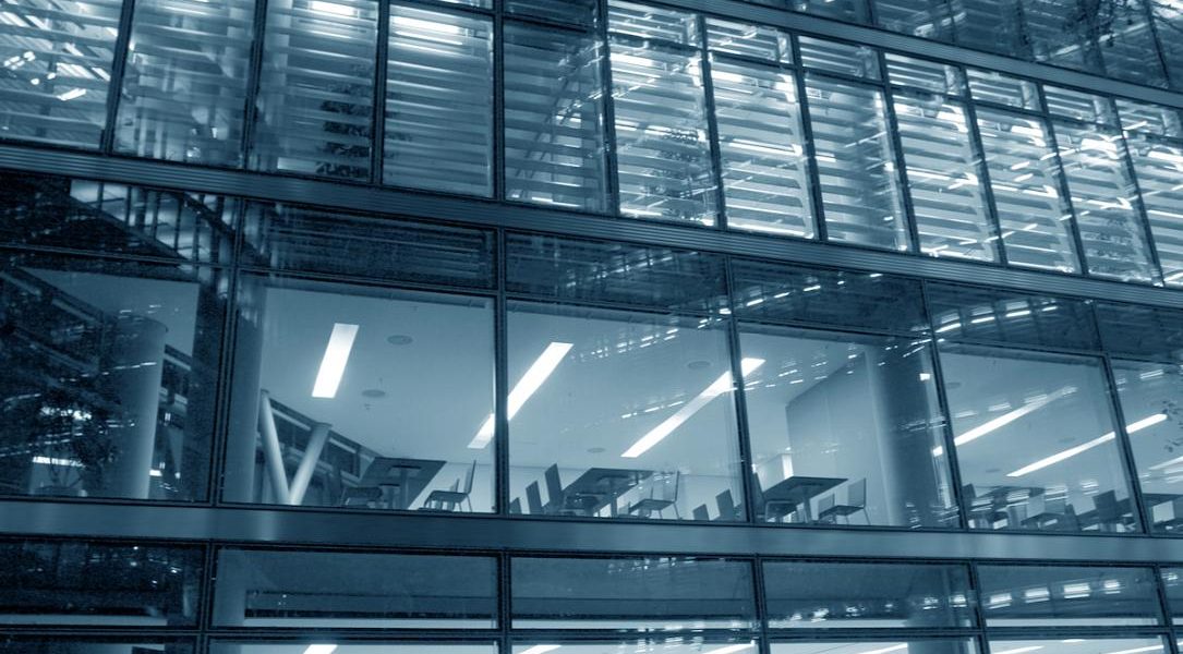 Orașele regionale din România, deficit de birouri: O radiografie a pieței imobiliare Piața de birouri din principalele orașe regionale ale României, precum Cluj-Napoca, Timișoara, Iași și Brașov, se confruntă cu un deficit semnificativ de spații