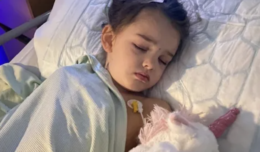 O fetiță de patru ani din Marea Britanie se confruntă cu o luptă cruntă împotriva unei forme rare și agresive de cancer cerebral, după ce primele simptome au fost inițial ignorate de părinți, fiind puse pe seama caniculei