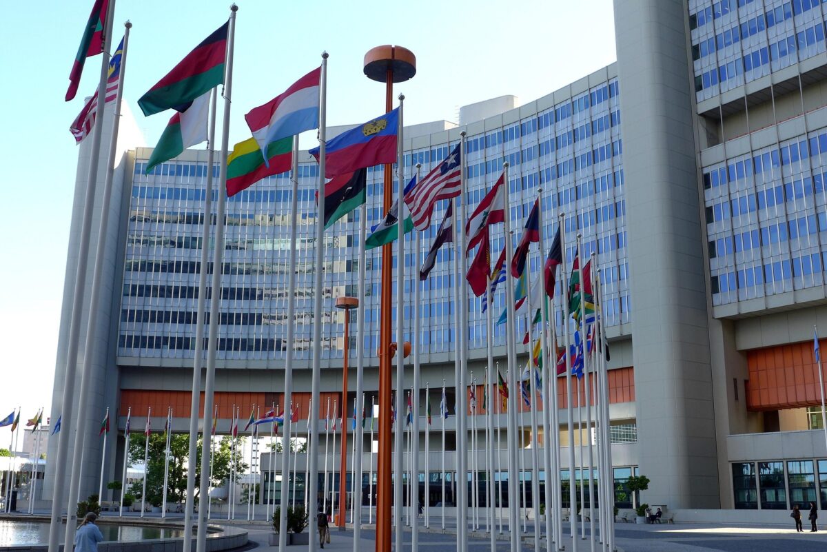 ONU cere despăgubiri pentru fostele puteri coloniale, pe fondul unei rezoluții istorice Organizația Națiunilor Unite a adoptat miercuri o rezoluție care ar putea obliga fostele puteri coloniale să plătească despăgubiri colosale, posibil de ordinul trilioanelor de dolari