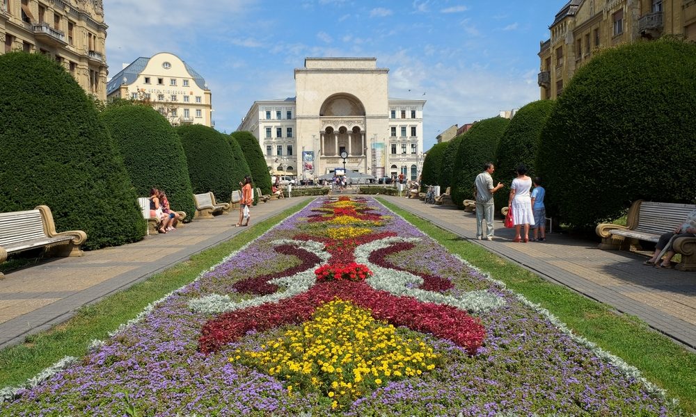 Fostul manager și director adjunct al Operei Române din Timișoara, condamnați pentru corupție Cristian Rudic, fostul manager al Operei Române din Timișoara, și Nova Bataniat, fostul director general adjunct, au primit condamnări cu suspendare în urma acordurilor de recunoaștere a vinovăției încheiate cu procurorii Direcției Naționale Anticorupție (DNA) Timișoara