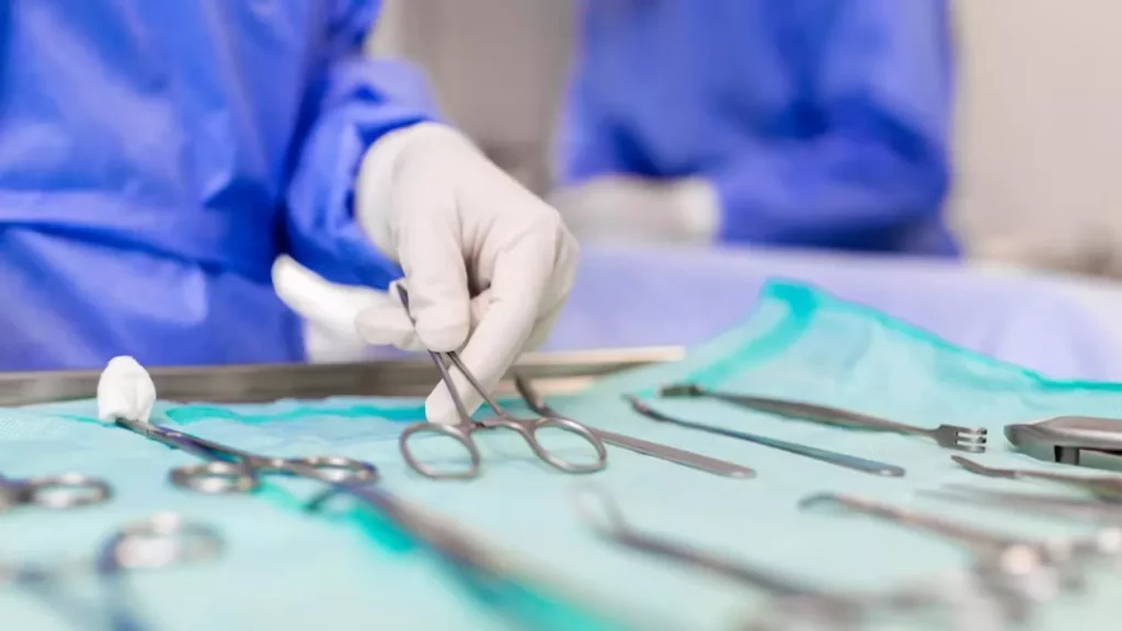 Primul transplant facial din lume cu țesut obținut prin moarte asistată Medicii de la Spitalul Universitar Vall d’Hebron din Barcelona au realizat o premieră medicală: primul transplant facial din lume folosind țesut de la un donator care a ales moartea asistată