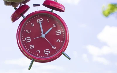 Ora de vară se apropie: Ceasurile se dau înainte în martie 2026 Românii se pregătesc pentru schimbarea orei, o tradiție anuală menită să alinieze activitățile umane cu lumina naturală