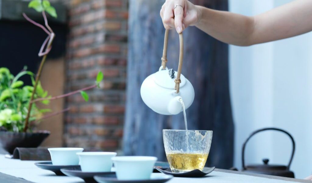 Ceaiurile care te ajută să slăbești: beneficii dovedite științific Mai multe tipuri de ceaiuri pot oferi beneficii importante pentru sănătate, inclusiv sprijin în procesul de slăbire, conform studiilor recente