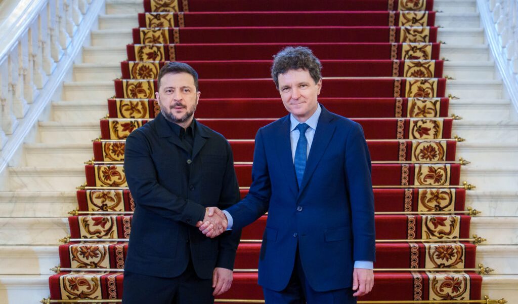 România și Ucraina își consolidează cooperarea prin acorduri în domeniul militar, energetic și economic Președinții României și Ucrainei au semnat joi, la Palatul Cotroceni, o serie de documente menite să consolideze parteneriatul strategic dintre cele două țări