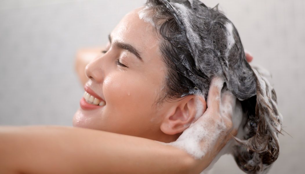 Greșeli comune în rutina de spălare a părului: Cum să eviți deteriorarea Pentru mulți dintre noi, spălatul pe cap este o activitate obișnuită, efectuată fără o atenție deosebită la detalii