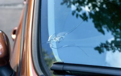 Circulația cu parbrizul spart: Ce riscă șoferii în România? Codul Rutier nu oferă un răspuns clar cu privire la circulația cu un parbriz crăpat sau spart, lăsând loc de interpretare