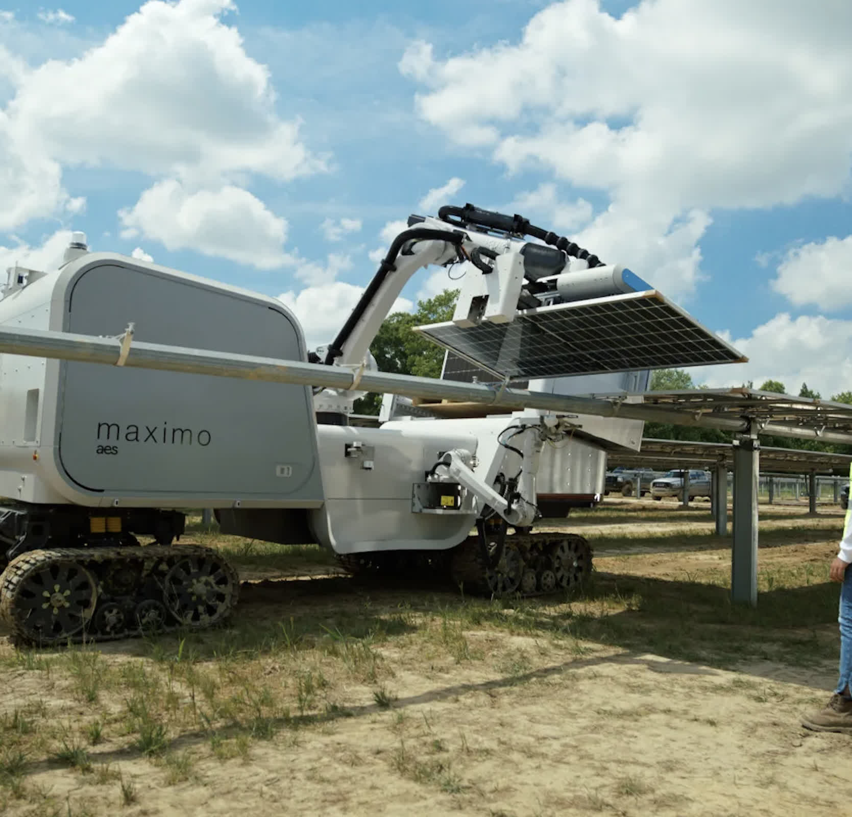 Roboții, cheia către parcuri fotovoltaice gigantice: un parc solar de 100 MW construit în deșert cu ajutorul automatizării Un parc fotovoltaic de mari dimensiuni din Statele Unite demonstrează eficiența automatizării în construcția centralelor solare