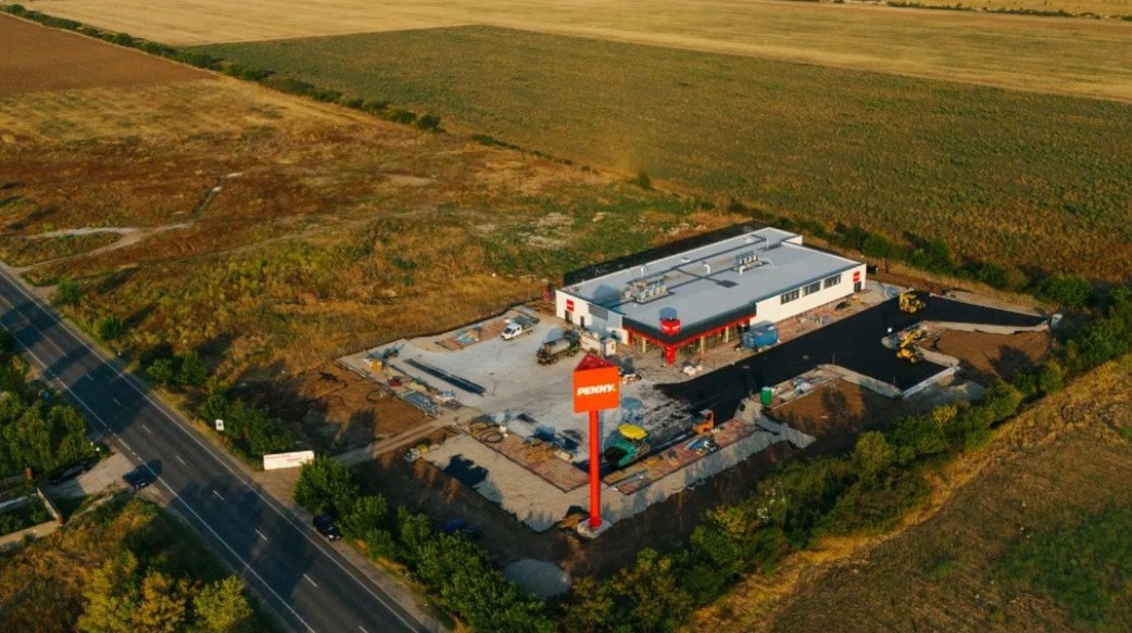 Penny România investește masiv în extinderea rețelei, cu accent pe zonele rurale Retailerul german Penny, unul dintre cei mai mari jucători din piața românească, are în plan o extindere majoră, orientată în special către comunele cuprinse între 5.000 și 10.000 de locuitori