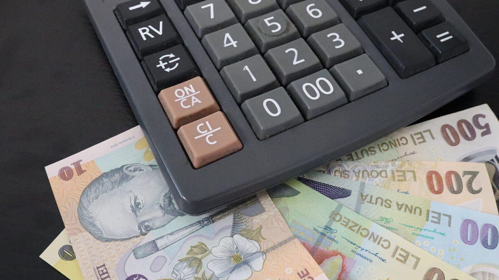 Bugetul pe 2025: Guvernul negociază ajutoarele pentru pensionari și prioritizează investițiile Guvernul se pregătește să finalizeze bugetul pentru anul 2025, cu accent pe echilibrarea finanțelor publice și pe continuarea investițiilor