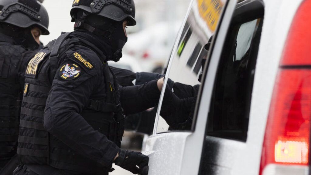 Descinderi la o instituție din București: Farmacist-șef, acuzat de fraudă de peste 10 milioane de lei Parchetul de pe lângă Tribunalul București, împreună cu polițiști de la Serviciul de Investigare a Criminalității Economice, au efectuat o razie la sediul unei instituții din Capitală