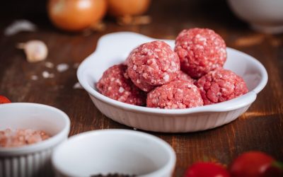 Trucul bucătarilor pentru perișoare perfecte: Blanșarea înainte de ciorbă Ciorba de perișoare rămâne un preparat de bază în bucătăria românească, însă multe gospodine se confruntă cu o problemă comună: perișoarele fie se sfărâmă în timpul fierberii, fie devin prea tari