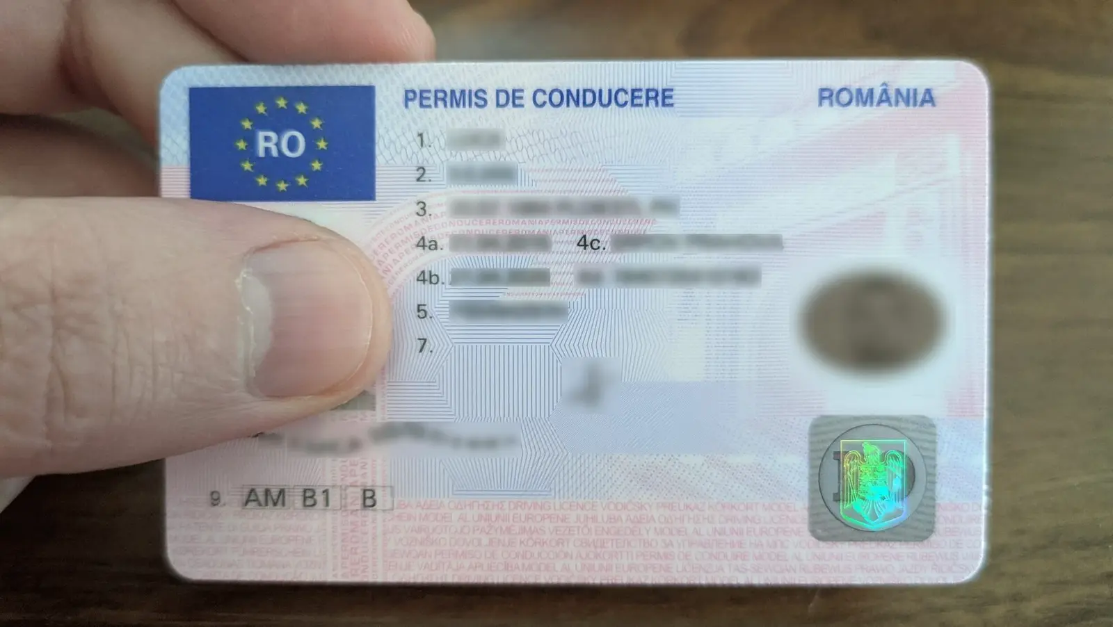 Suspendarea permisului de conducere pentru neplata amenzilor rutiere, o nouă măsură pentru șoferi Începând cu august 2026, șoferii români riscă suspendarea permisului de conducere dacă nu își achită amenzile rutiere, în termen de 90 de zile de la aplicare